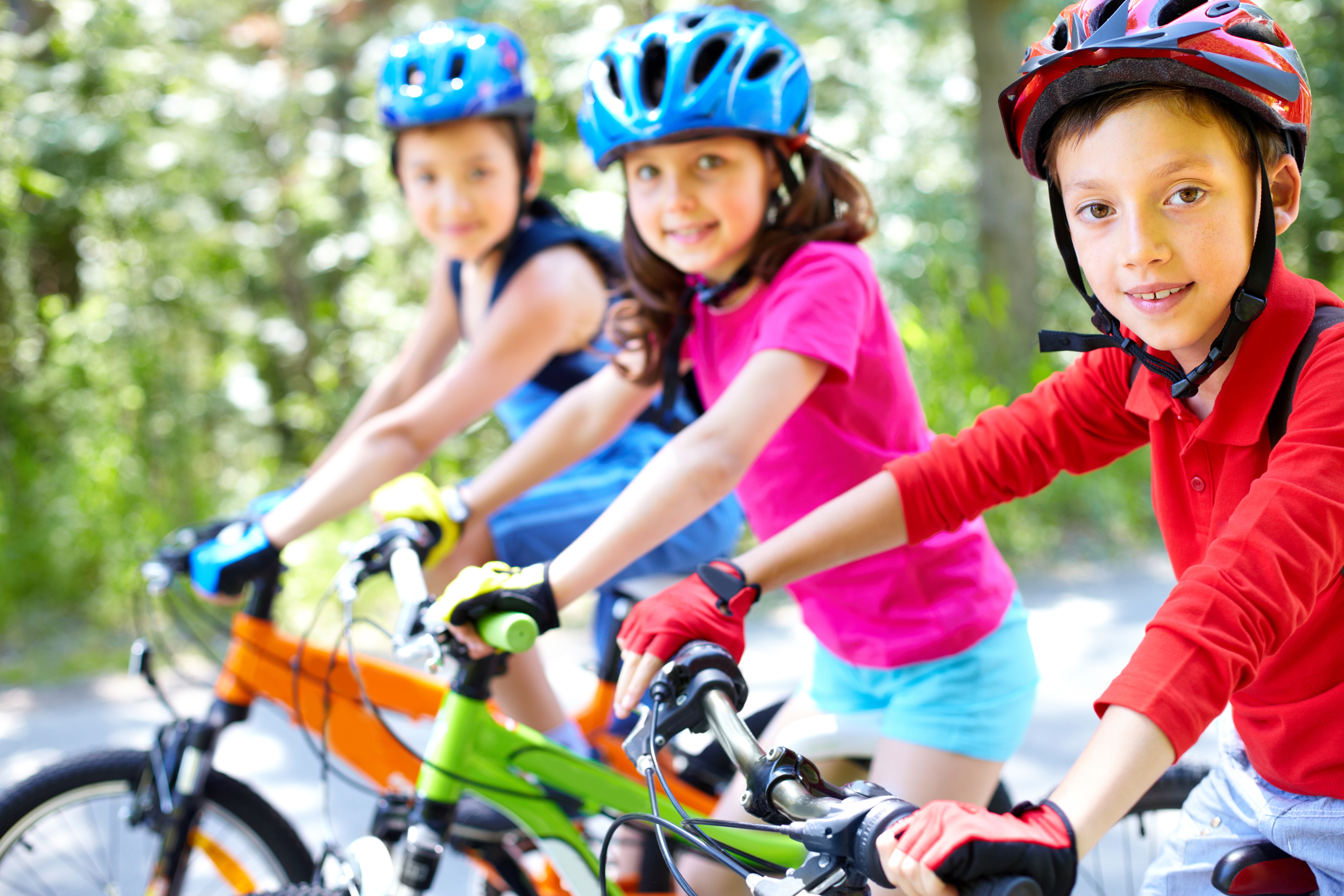 Виды отдыха на каникулах. Дети с велосипедом. Подросток на велосипеде. Спорт дети. Дети катаются на велосипеде.