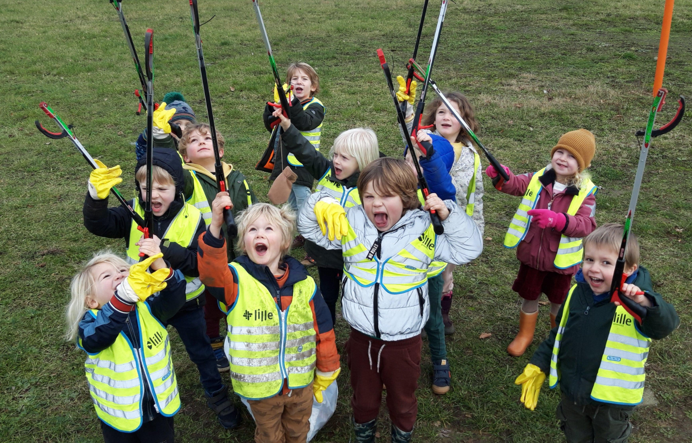 Kleuters rapen zwerfvuil