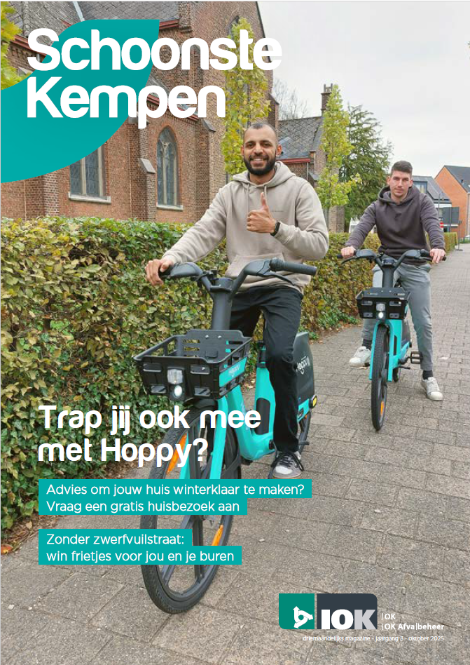 fietsers voor een kerk