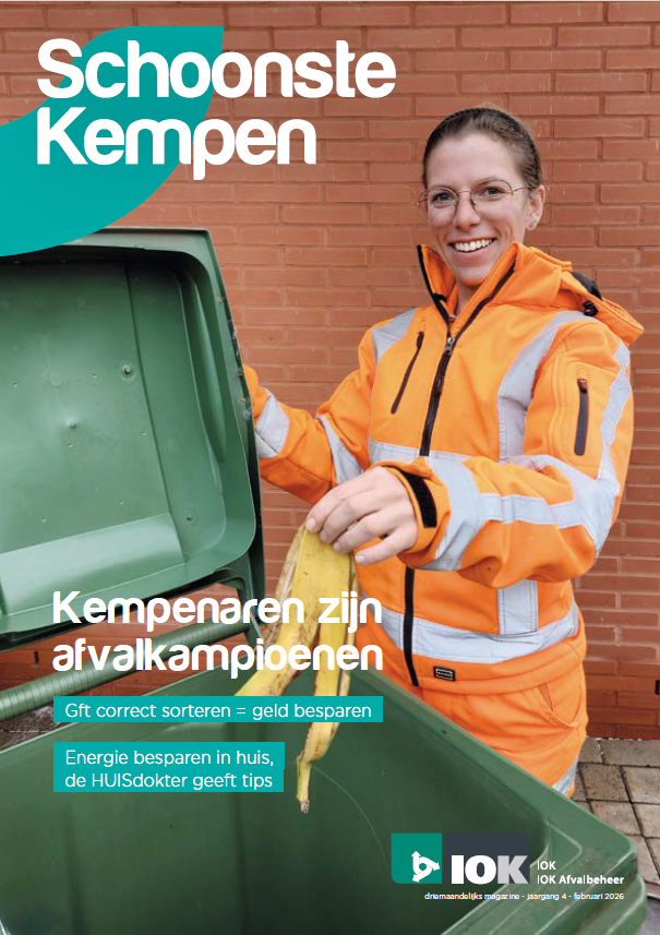 ophaler steekt bananenschil in gft container