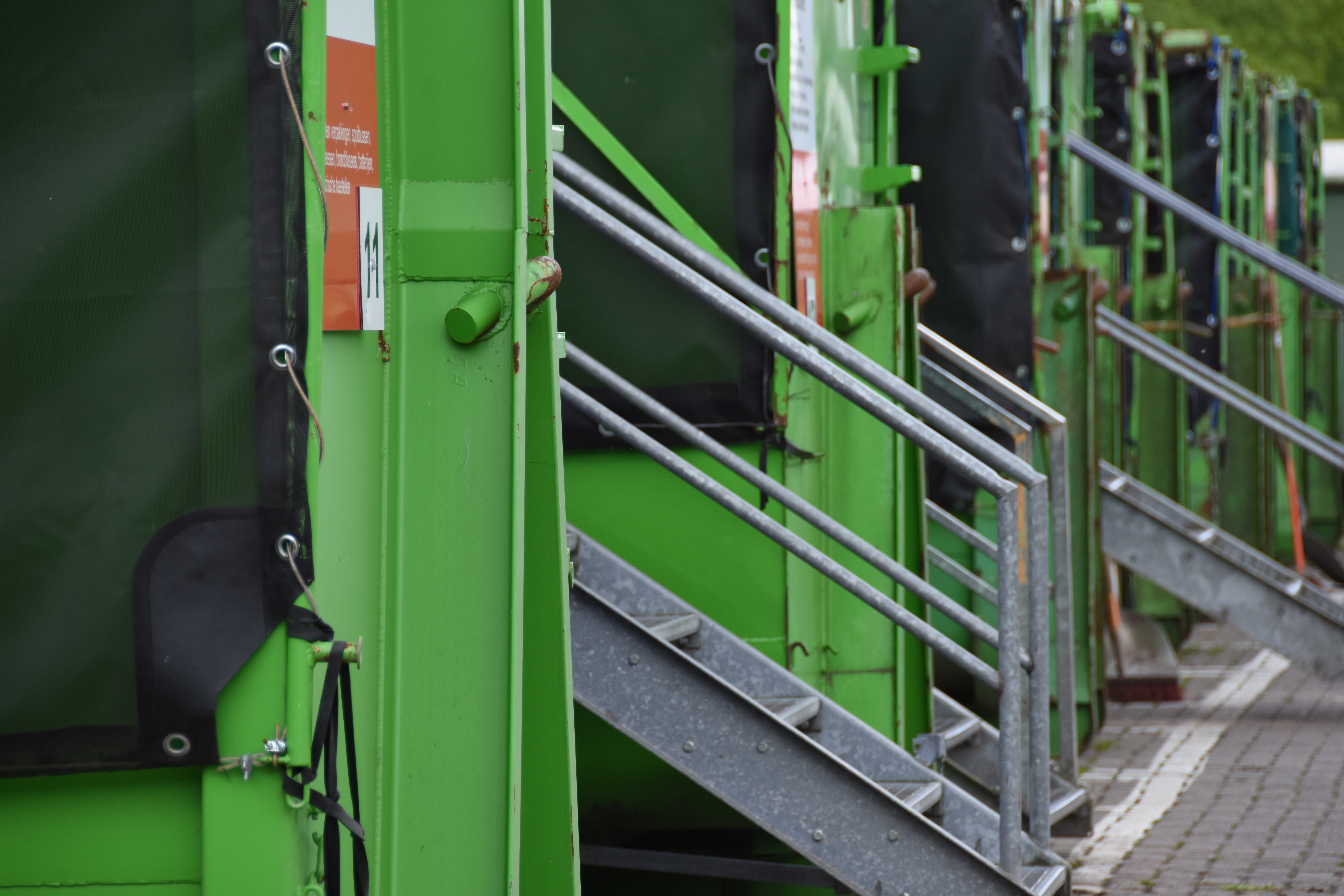 foto met containers op het recyclagepark