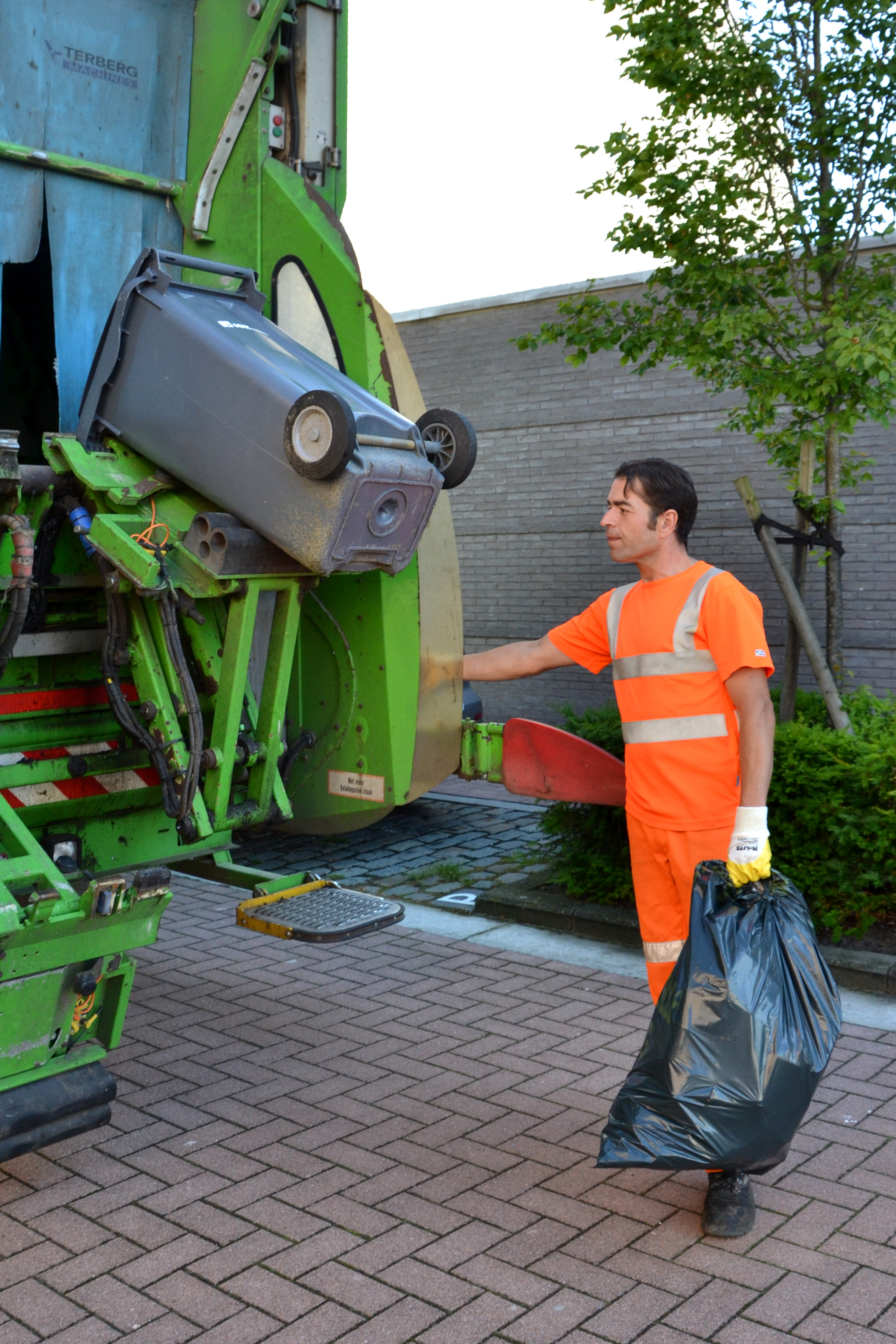 aanbieden van extra restafvalzakken naast de container