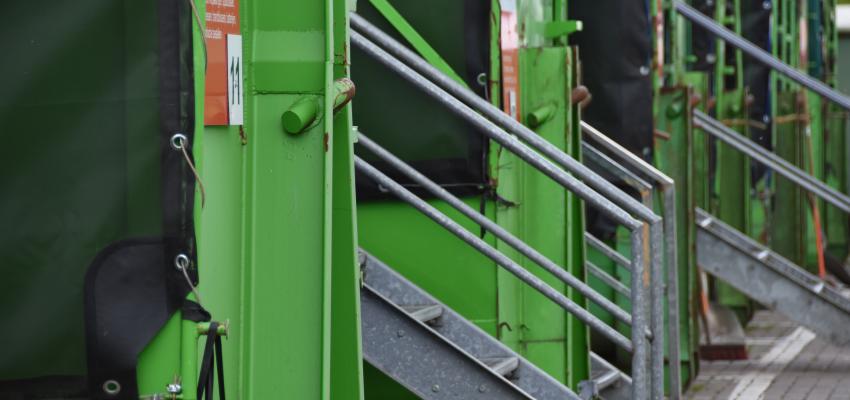 foto met containers op het recyclagepark