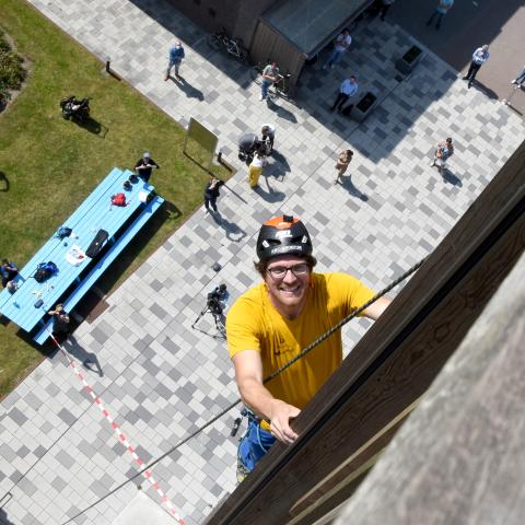 Niels Jespers beklimt IOK-gebouw aan de buitenzijde