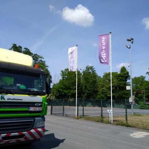 IOK vrachtwagen met compost arriveert aan stadion Anderlecht