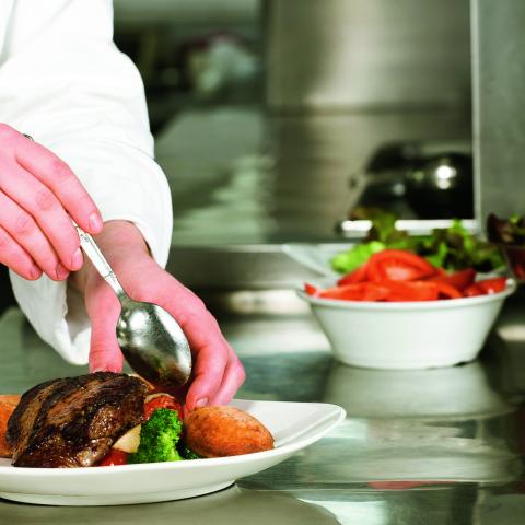 chefkok maakt eten klaar