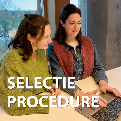 twee vrouwen met bruin haar kijken op een computer