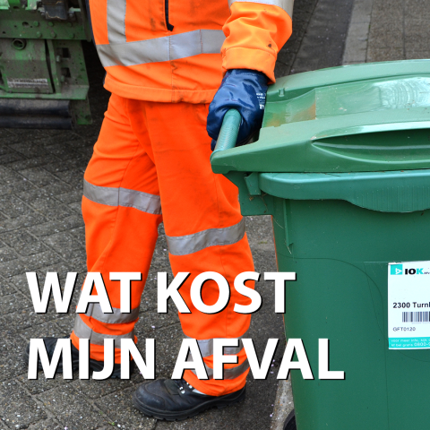 groene container met een ophaler die het handvat vastheeft