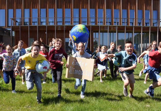 kinderen lopen naar de camera