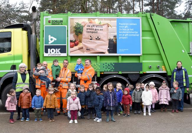 kinderen voor ophaalwagen