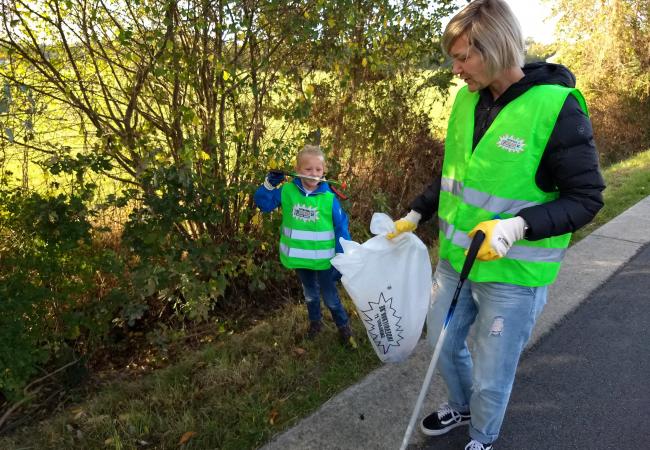 Vrijwilliger raapt afval