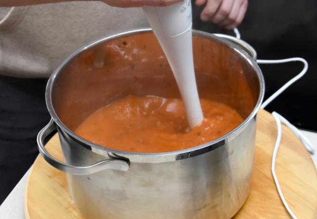 tomatensoep met brood wordt gemixt