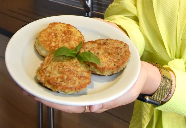 verloren brood met mozzarella en basilicum