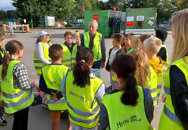 kinderen op het recyclagepark