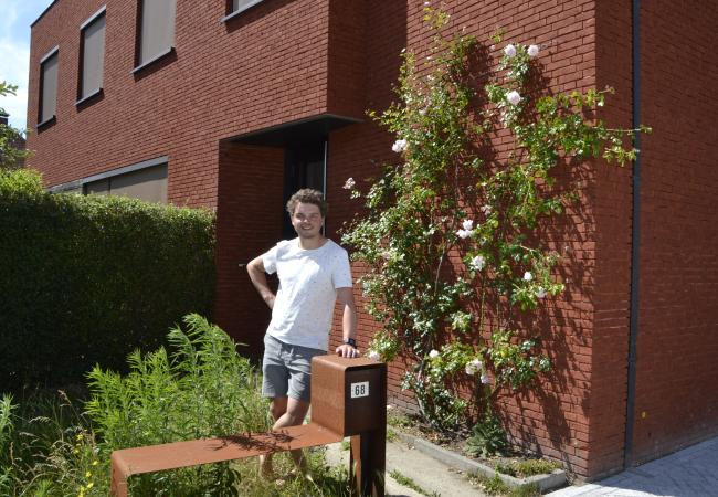 man voor geveltuin