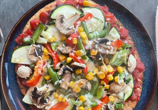 Pizza belegd met groenten