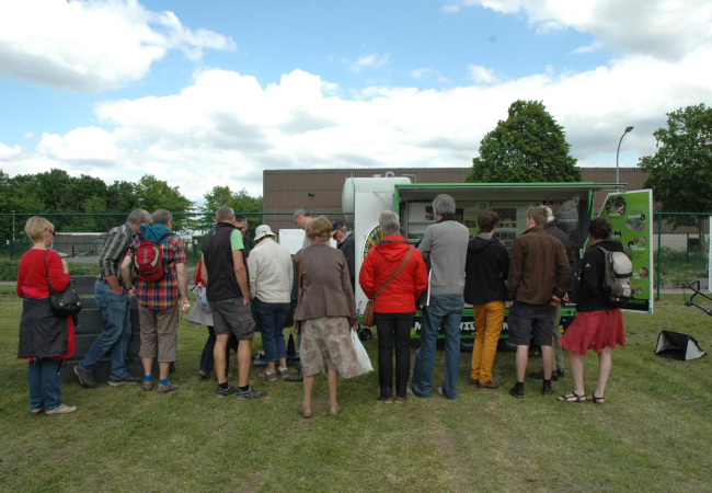 de compostmobiel op een stand ter promotie van thuiscomposteren