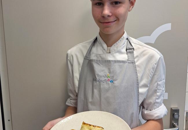 leerling Talentenschool Turnhout met aardappelburgers