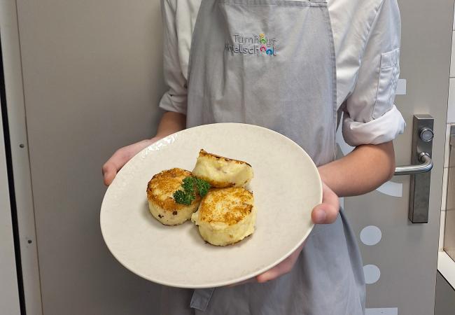 leerling Talentenschool Turnhout met aardappelburgers