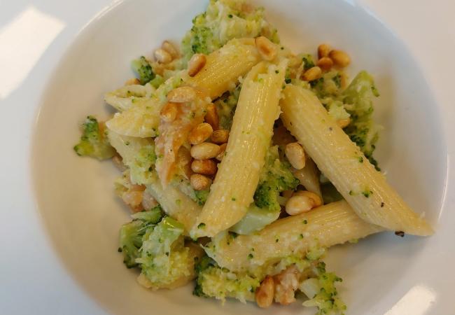 pasta met broccolipesto en gerookte zalm