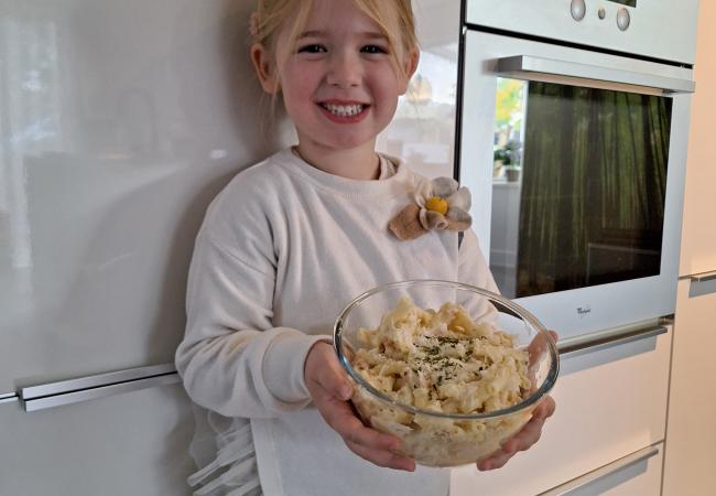 Kindje houdt macaroni vast